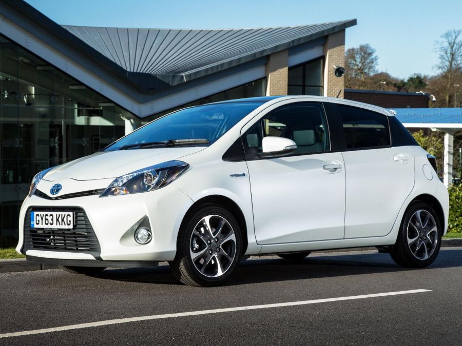  Toyota Yaris Hybrid Trend 2013 года  (UK) (фото 5 из 11)